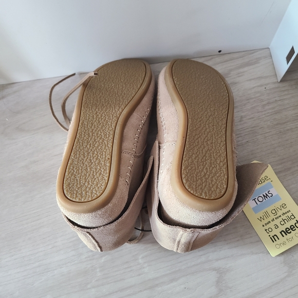 Toms Mukluks NEVER WORN - Picture 2 of 5
